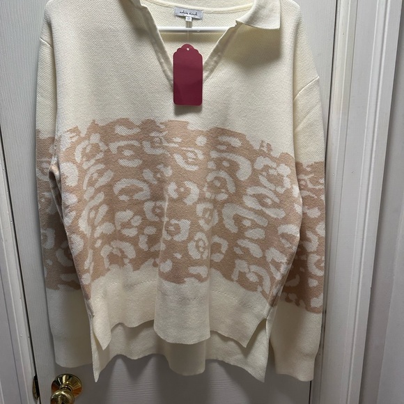 White Birch Small NWT White and Animal Print Crew - Picture 2 of 4